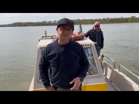 Cadavere nel Po: "Abbiamo visto il borsone da cui si vedevano stracci"