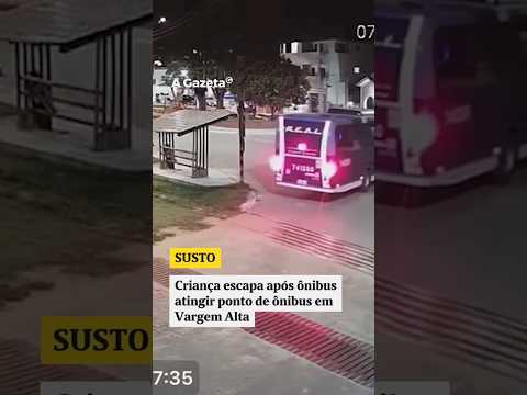Criança escapa após ônibus atingir ponto de ônibus em Vargem Alta   #shorts #noticias