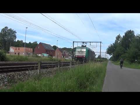 TRAXX E 186 216 avec une rame vide...