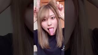 寄り目舌出し！