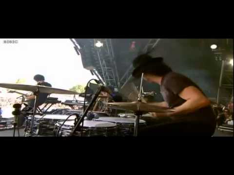 The Dead Weather - The Difference Between Us (Live at Glastonbury 2010)