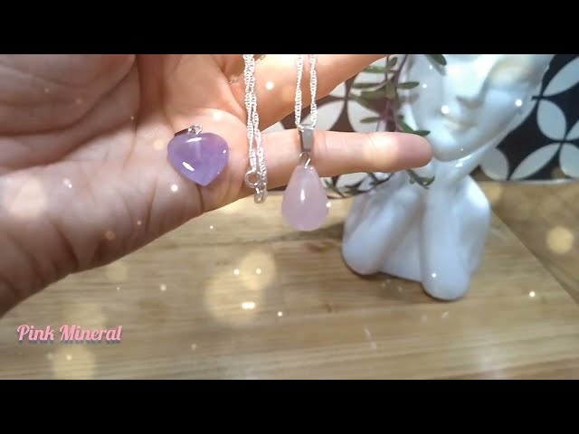 Vídeo relacionado con AEUXZA Juego de 2 Collares con Colgante de Piedra Natural para Mujer y Hombre, Collar de Amatista y Cuarzo Rosa Bruto con Cordón Negro Ajustable, con Caja de Regalo para Yoga y Meditación
