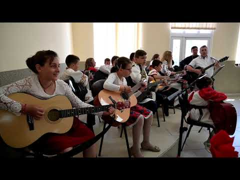 Copiii din parohia Caianu-Mic, jud. Bistrita-Nasaud, interpretare voce şi chitara