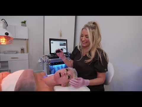 Playmate 🍑 Brande Roderick gets the ultimate hydra 💦 Facial from her bestie