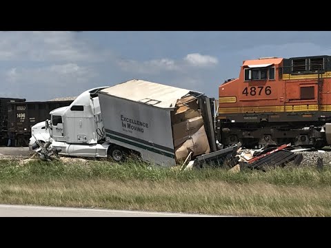 FAST TRAINS Hit SEMI TRUCKS & CARS  | CLOSE CALL, DANGEROUS RAILROAD CROSSING - TRAIN CRASHES