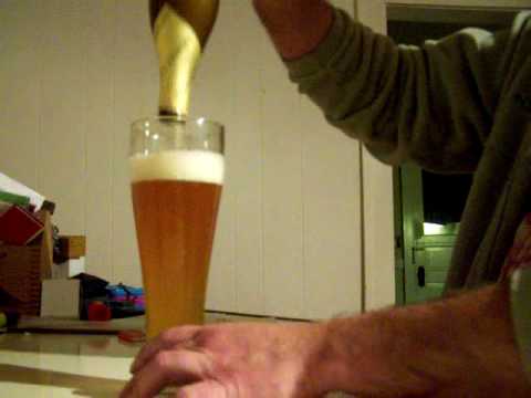 How to serve a Weizen Beer German Style