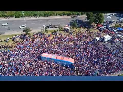 A torcida do #Bahia recebe o ônibus da delegação com festa na chegada da #Arena Fonte Nova.