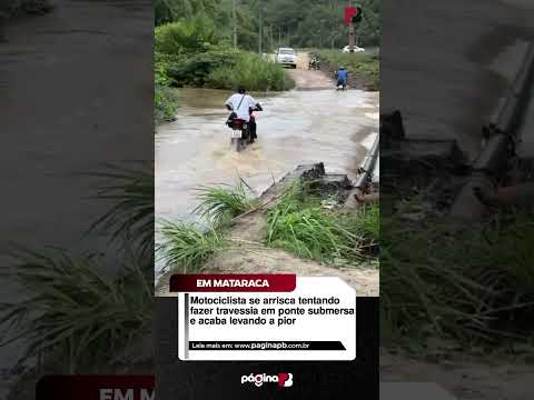Motociclista se arrisca tentando fazer travessia em ponte submersa e acaba levando a pior