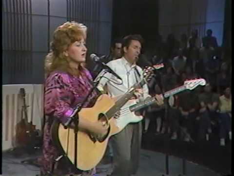 Angel from Montgomery (written by John Prine) - Bonnie Raitt with Johnny Lee Schell & David Bromberg