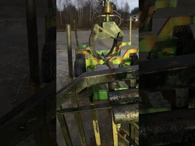 809599 Skogsvagn med kran Fors MW Farma 532 -1995