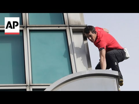Alex Honnold climbs Taipei 101 skyscraper without ropes