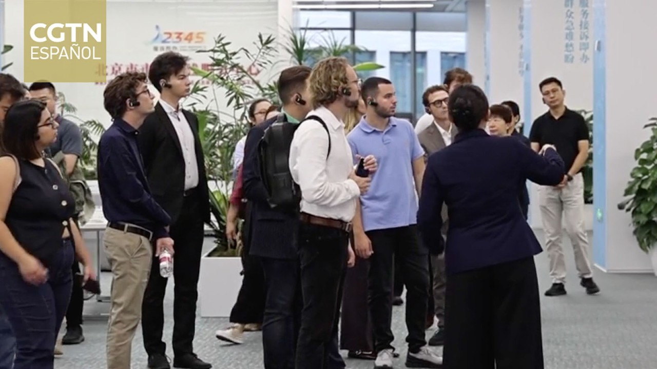 Una delegación de jóvenes de varios países europeos visita la línea directa 12345 de Beijing