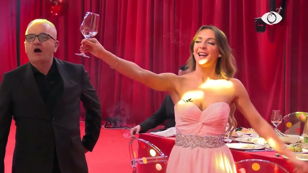 “Mirupafshim, do të kthehem një ditë…”/ Eriku performon për banorët