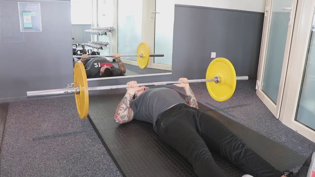 Video thumbnail: Floor press barbell — instructievideo
