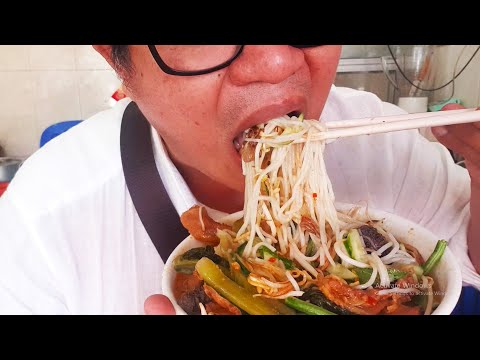 US$1.25 Bow Of Chicken Curry Noodle Soup, Hungry People Eating Delicious Breakfast