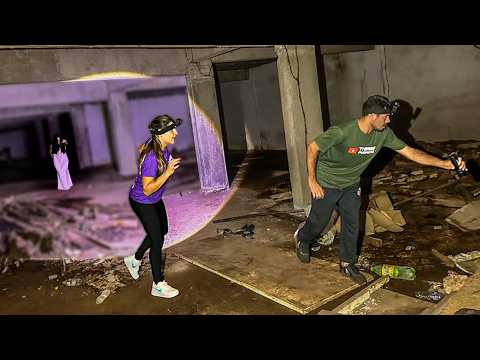 A MULHER FANTASMA ASSUSTADORA CORREU ATRÁS DA EQUIPE DENTRO DO SHOPPING ABANDONADO