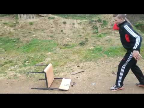 Junge bekommt Flasche in die Eier!?