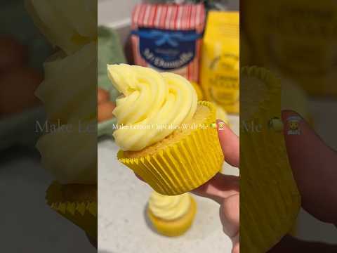 These are the BEST moist Lemon Cupcakes 🍋👩‍🍳 #lemoncupcakes #baking