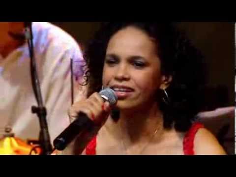 Teresa Cristina canta 'Ana Júlia', versão Vascaína