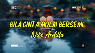 Download lagu Nike Ardilla - Bila Cinta Mulai Bersemi (Lirik) mp3