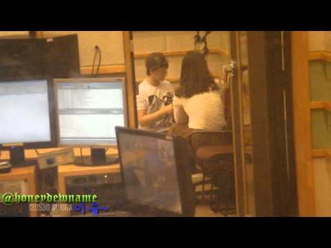 [FANCAM] 120530 Sukira ㅡ Sungmin petting Cacao + photo time + cute Ryeowook (Part 2)