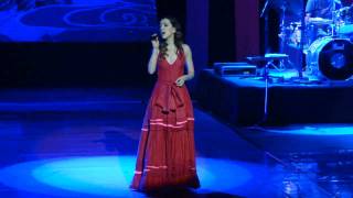 Roberta Sá cantando "Casa Pré-Fabricada"