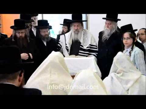 Nadvorna Rebbe Doing Hatoras Nedorim Erev Rosh Hashana 5776
