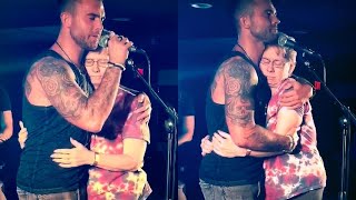 Invita la mamma malata di Alzheimer a salire sul palco. Impossibile trattenere le lacrime