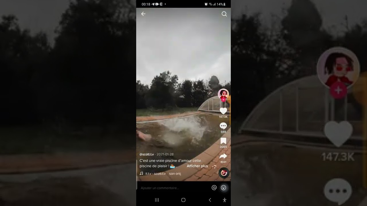 il pisse dans la piscine puis le jette dans l'eau 🤣  vidéo choc🔞