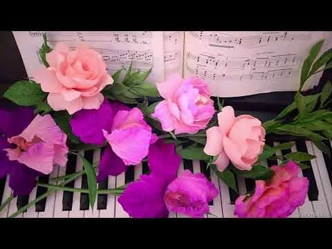 Crepe paper flowers by Flora Nordica & Tarja Mitrović