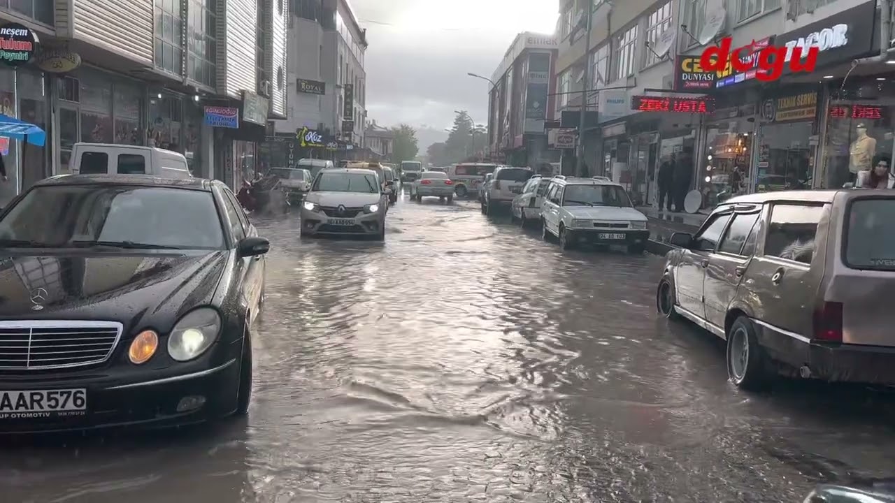 Erzincan'da yağmur sele döndü, araçlar suya gömüldü