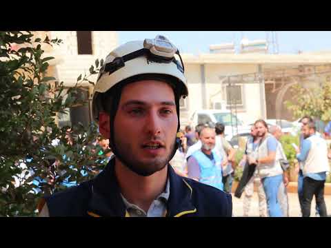 وقفة لعدد من الفعاليات المدنية وعناصر الدفاع المدني في قرية باب الهوى في ريف إدلب