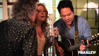 Folk Alley Sessions: Amy Helm & The Handsome Strangers - "Sky's Falling"