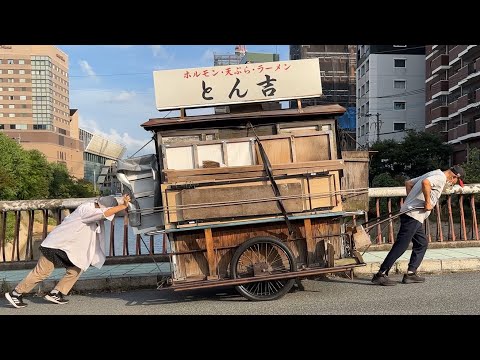 ¡Una mirada de cerca al puesto regentado por un abuelo de 90 años y la propietaria! Tonkichi - Puesto de comida estilo antiguo del abuelo y la abuela - Comida callejera japonesa - Fukuoka