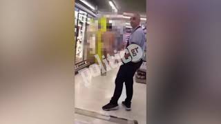 Menidi: Ein Mann kam nackt zum Einkaufen in einen Supermarkt (Video)