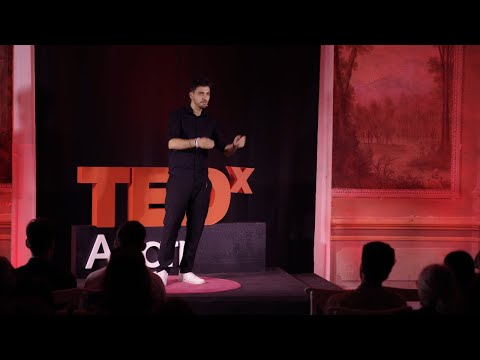 Comico ergo sum: spostarsi con le parole | VINCENZO COMUNALE | TEDxAngri