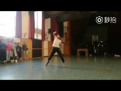 201610 韩庚回到母校中央民族大学拜见恩师并在课堂跳起了《鸿雁》