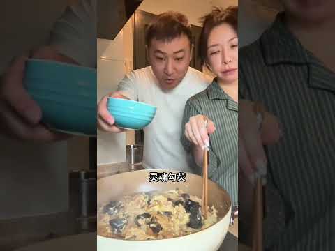 今年最後一次水煮菜？？ #夫妻日常 #水煮菜 #冰箱剩菜火鍋 #老婆想減肥 #搞笑