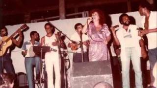 Agoniza mas não morre - Beth Carvalho