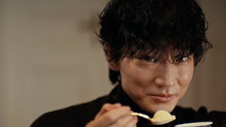 綾野剛、真剣な顔も笑顔もイケメンすぎ！ロッテレディーボーデン新TV-CM「再会」篇&メイキング