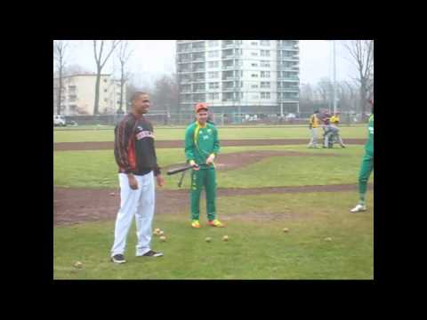 Video: voetballers van ADO Den Haag krijgen honkbalclinic deel2