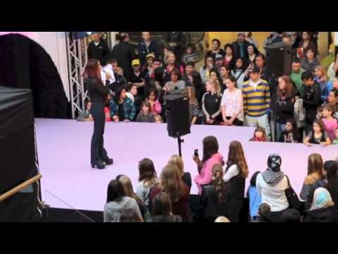 Modevisning galleria, Kommer in på 3:00