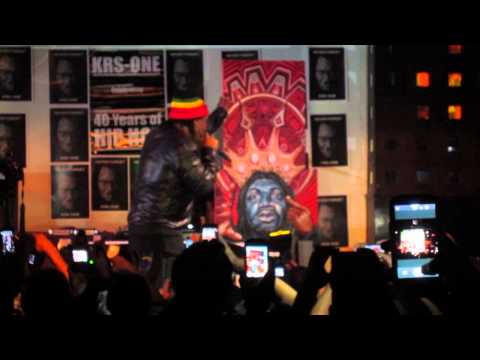 KRS ONE - PERFORMS SOME HITZ & RECEIVES A GIFT OF ART ON LIVE ON STAGE