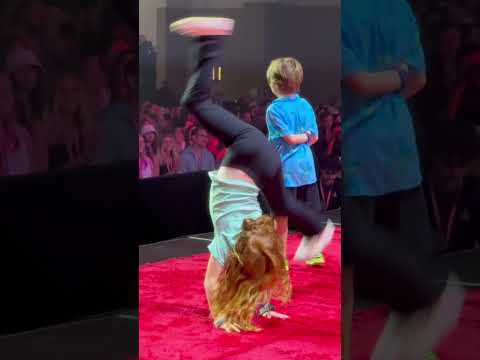 ADLEY does a SPLiT on STAGE!! she shows off her moves to the crowd at VidSummit with niko & dad 🌀
