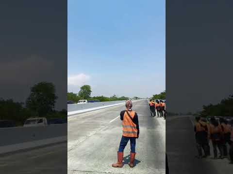 Jet Tempur TNI AU Mendarat di Jalan Tol.