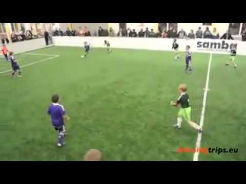 AMAZING GOAL OF AN 8 YEAR OLD PLAYER (Ajax Amsterdam - Anderlecht) HD