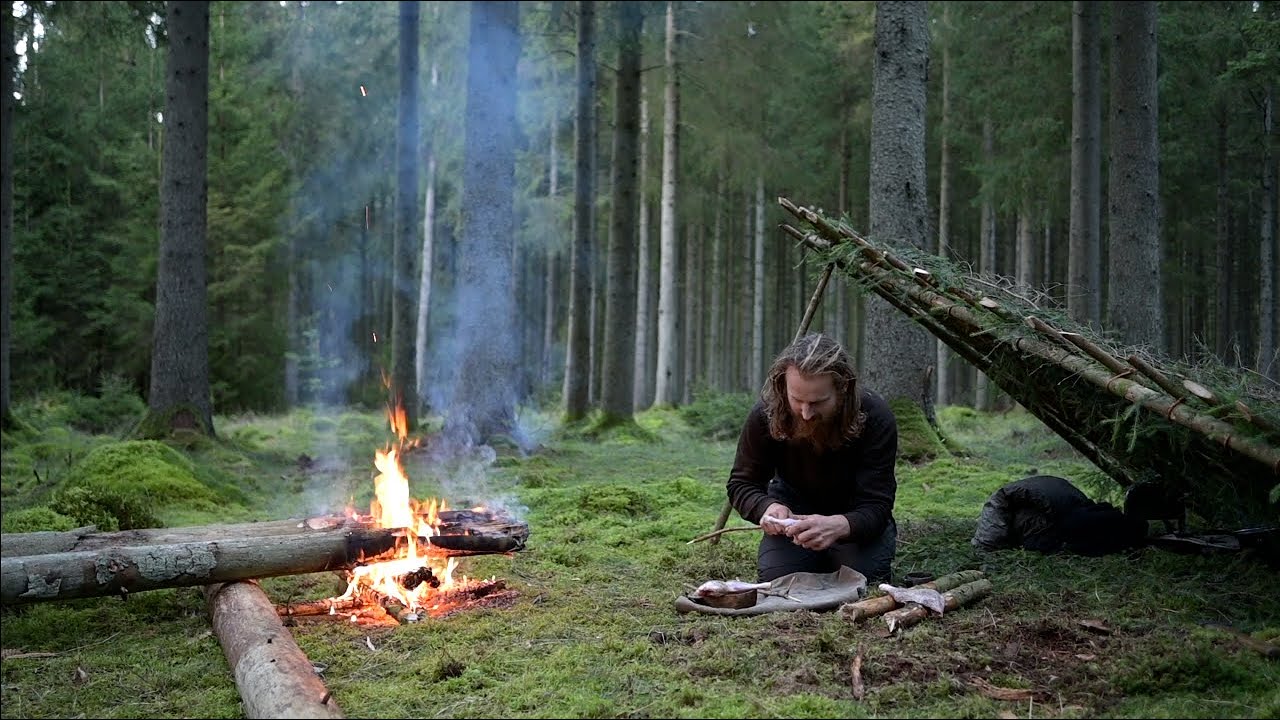 3 days bushcraft trip - primitive shelter, Siberian log fire, mushrooms, homemade axe and knife etc.