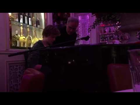 Raoul Schimkat plays with Dave Ruosch at Café Felix