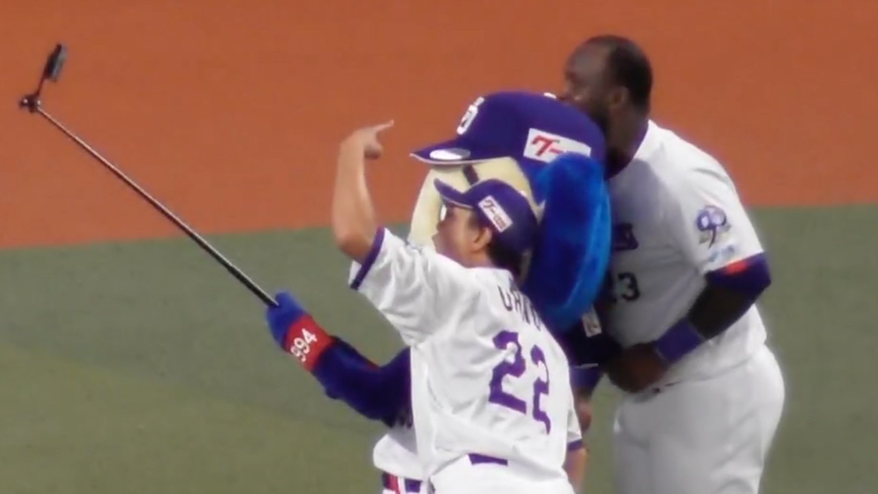 今日のヒーロー 大野雄大とサノーがドーム一周 ドアラにもライスタからコール！3人で記念撮影　中日ドラゴンズVS読売ジャイアンツ　2026/04/02