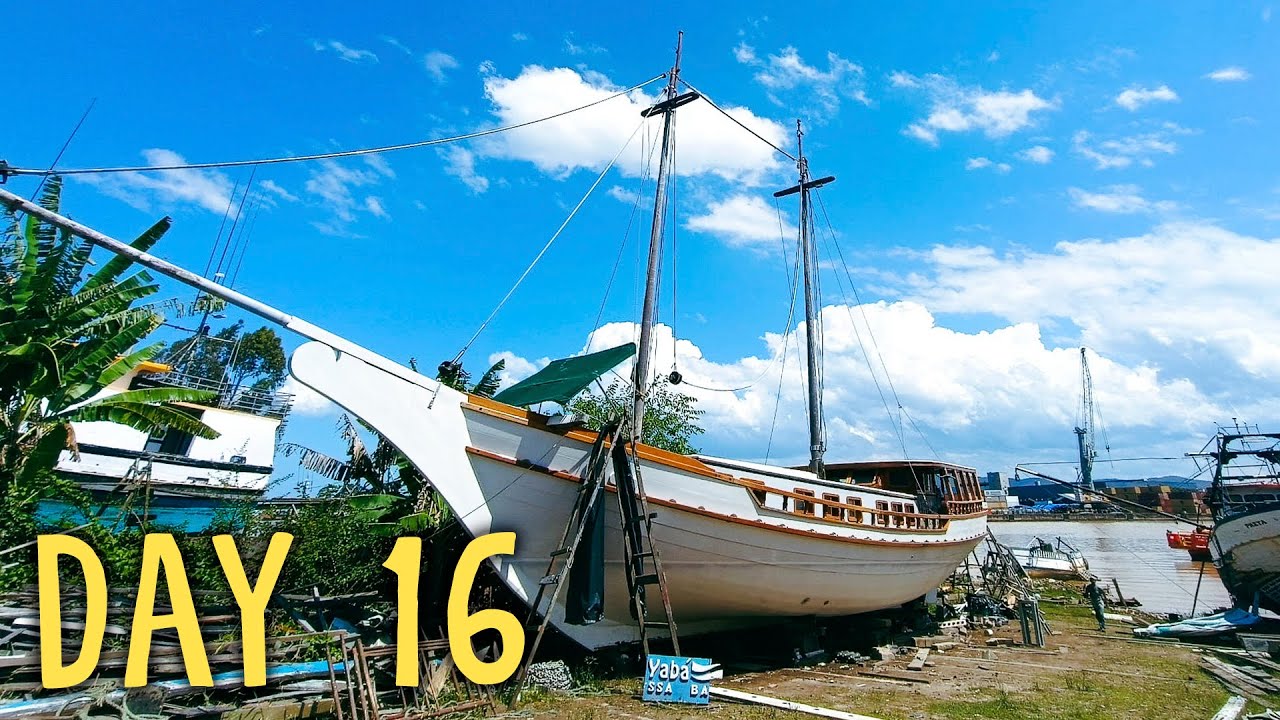 Acrobaties avec la pompe de cale et restauration d'un bateau en bois hors réseau — Sailing Yabá 184